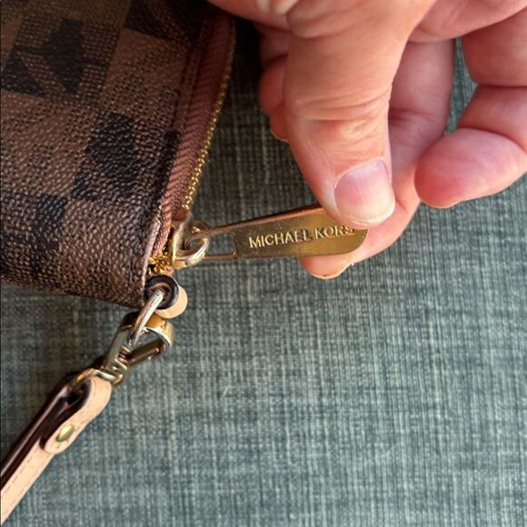 Michael Kors MK Signature Zip Around Wristlet Wallet Brown Patterned Wristlet! - Picture 5 of 11